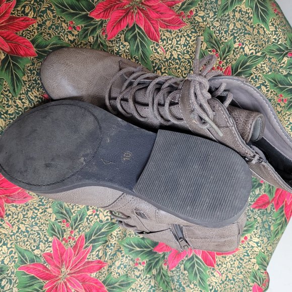 Ladies Le Chateau heeled boots, size 10 - Picture 4 of 5